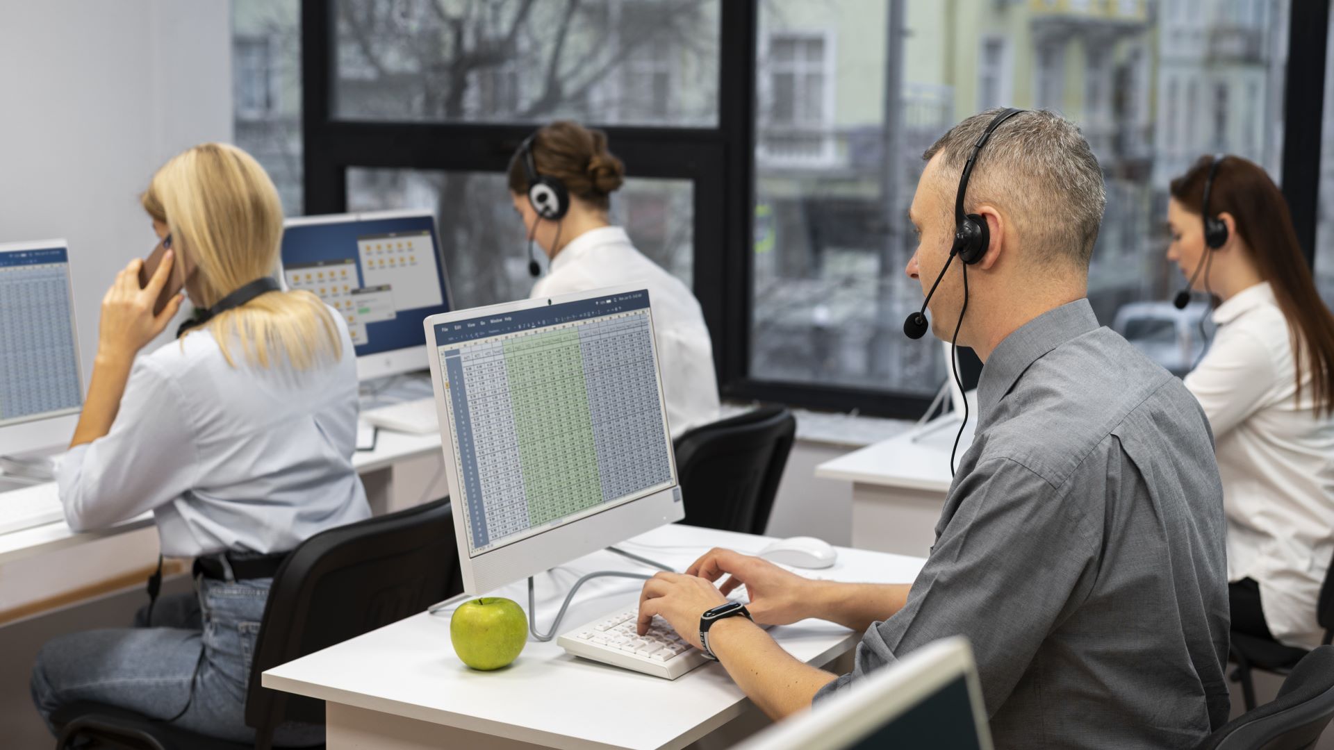 Exploring the significant benefits of outsourcing calls in property management.